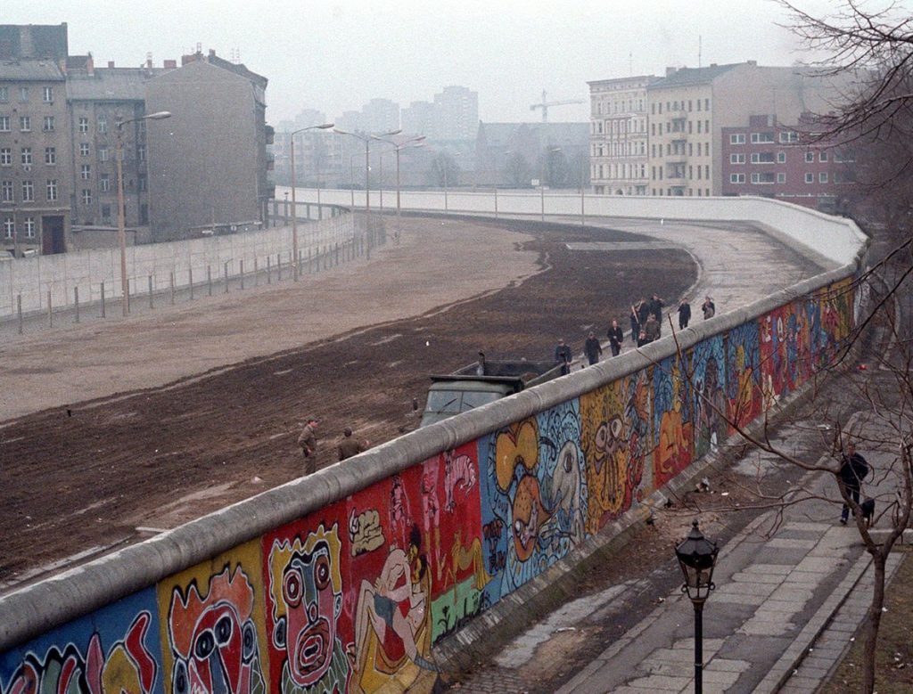 1986 picture of the Berlin Wall in Bethaniendamm, the West Berlin side brightly painted. It was put up after world war two. Source: Wikimedia Commons
