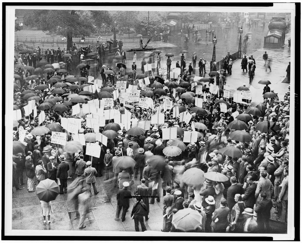 Crowd of depositors gather in the rain outside Bank of United States after its failure / World-Telegram staff photo. Source: Picryl